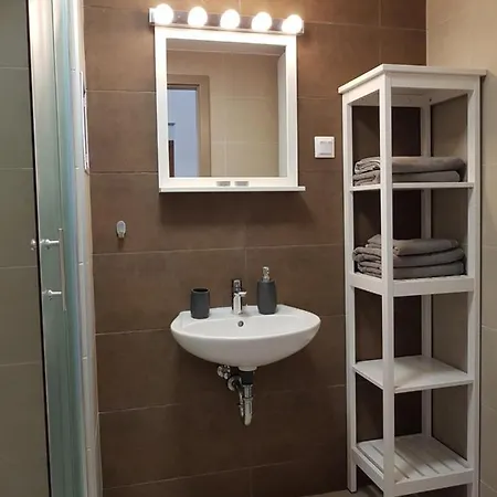 Mina Vizparti Apartman * שיופוק